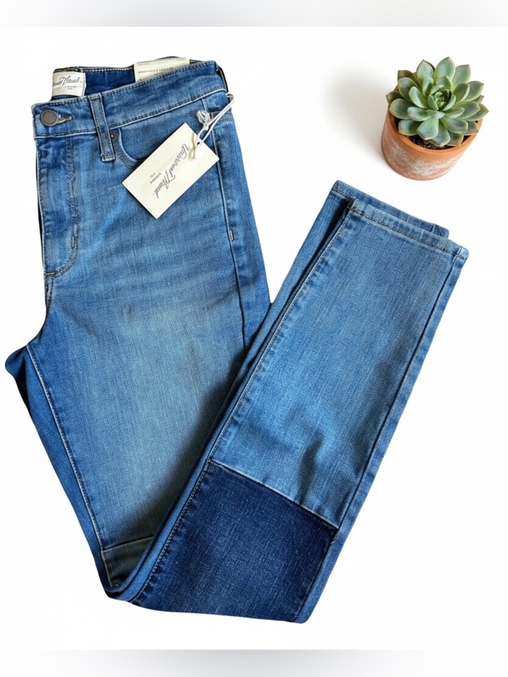 Universal Threads High Rise Skinny Jeans. Size 2 (26R).